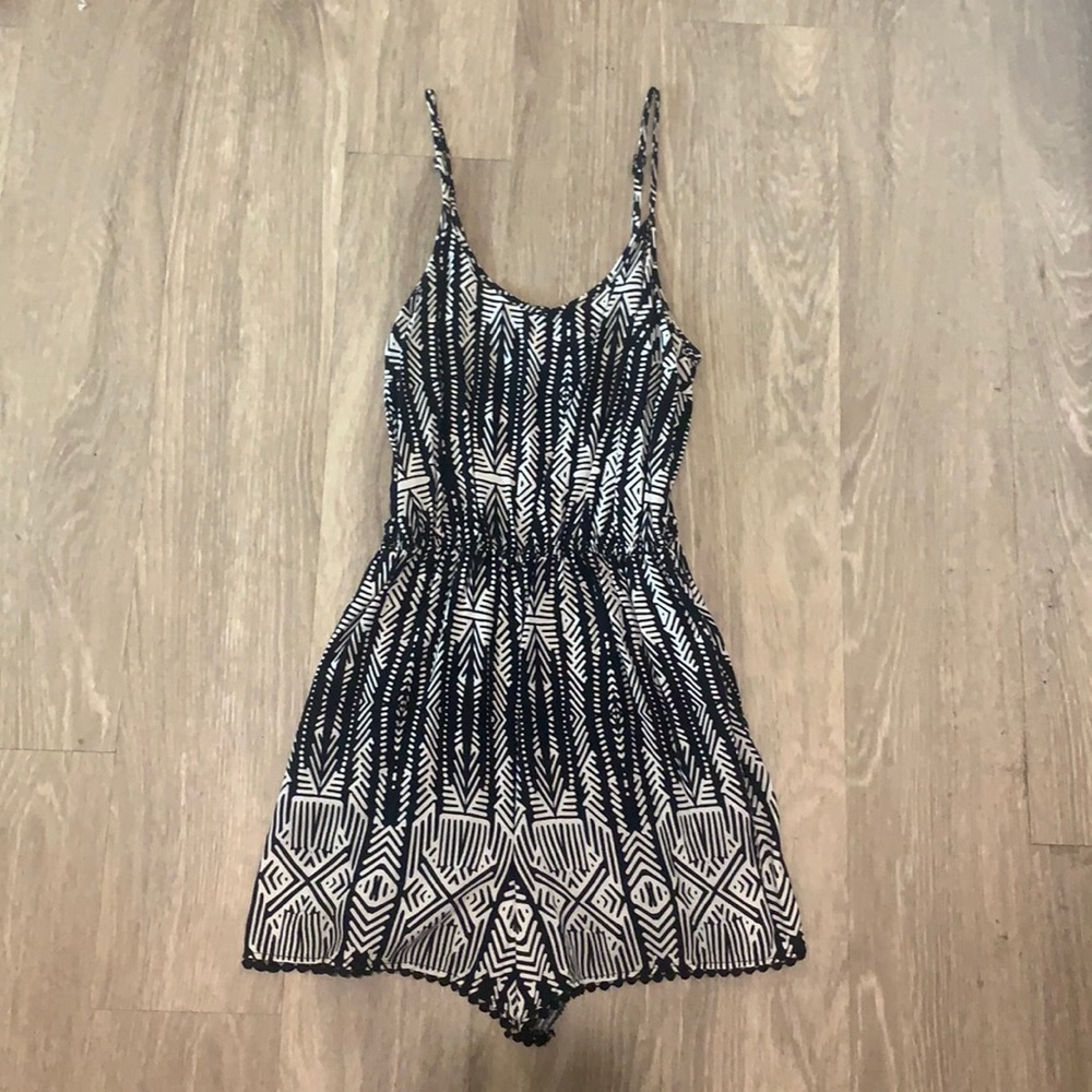 Mossimo women’s Romper size small.